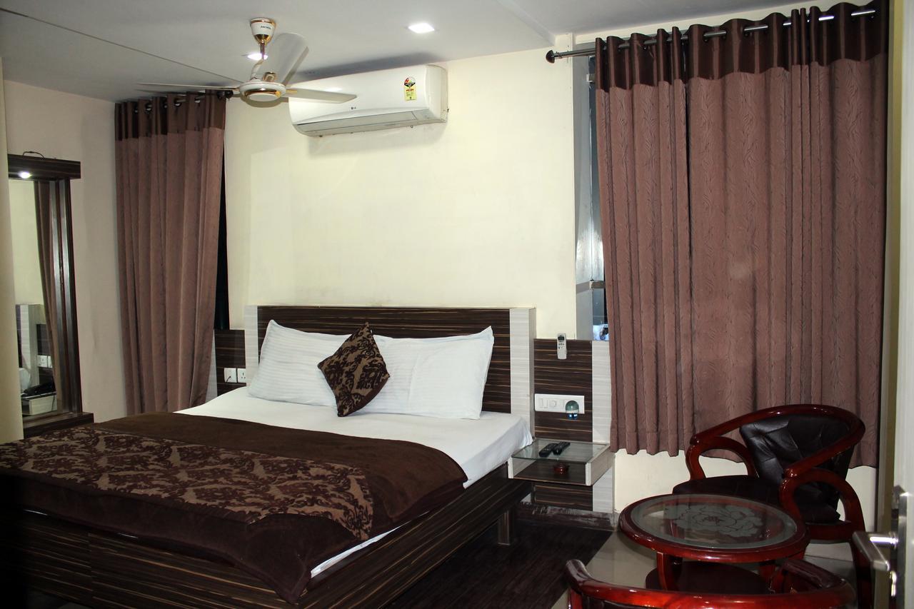 Hotel Swayam Джабалпур Екстериор снимка